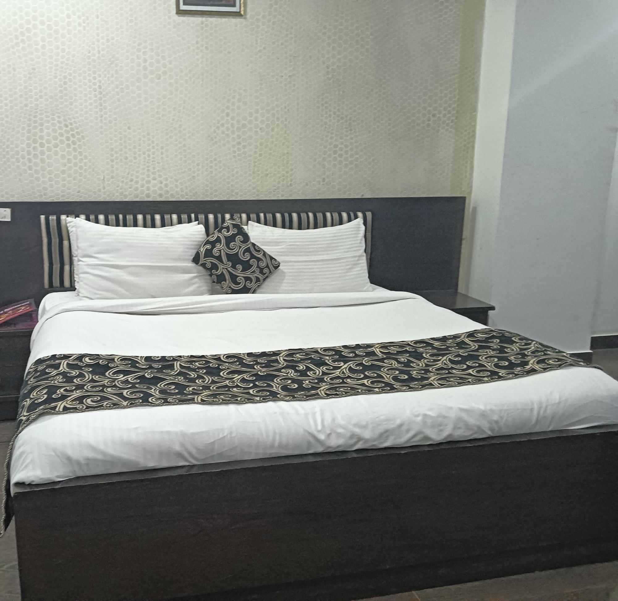 Hotel Palazzo Di Lara Газиабад Екстериор снимка